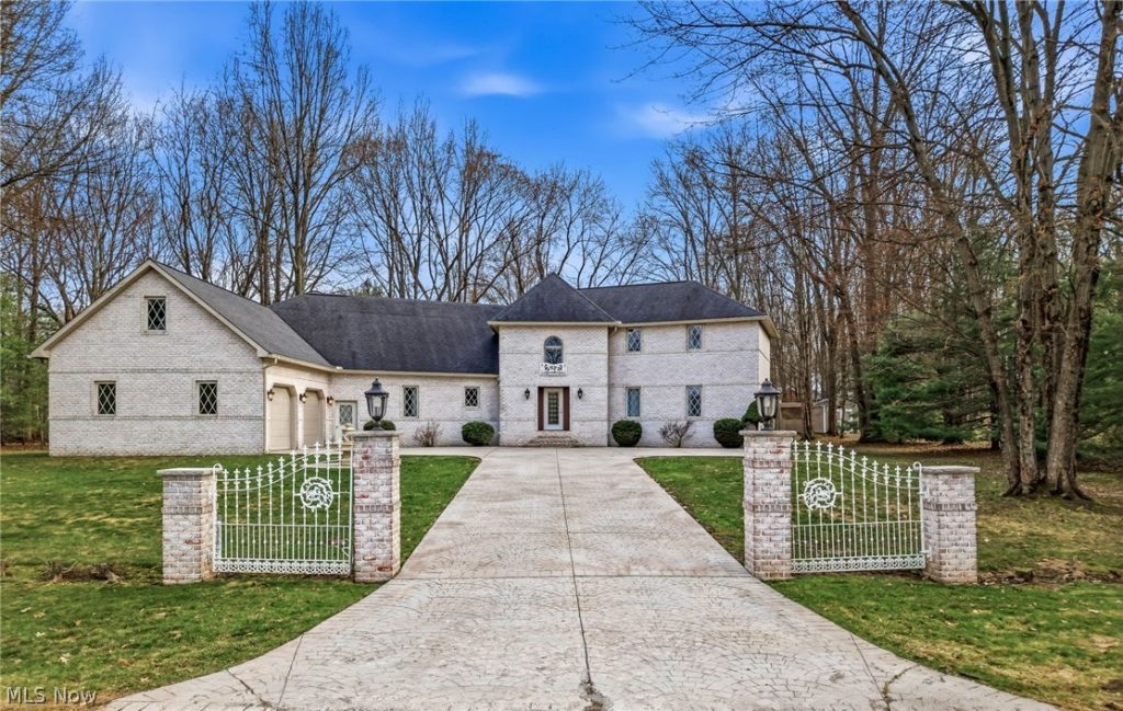 1887 Pearce Circle, Salem, OH