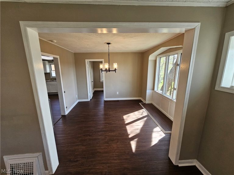 18 Youtz Avenue, Akron, OH - Photo 6