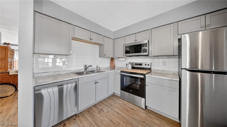 5236 Creekside Boulevard, Brunswick Hills, OH - Photo 4