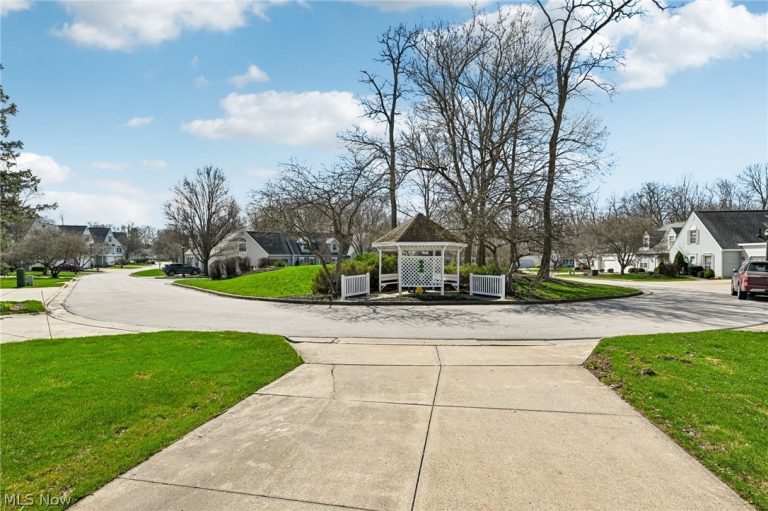 3432 Brookpoint Lane, Cuyahoga Falls, OH - Photo 4