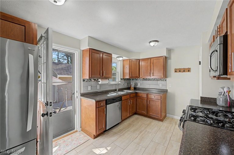 38346 Dolores Drive, Eastlake, OH - Photo 8