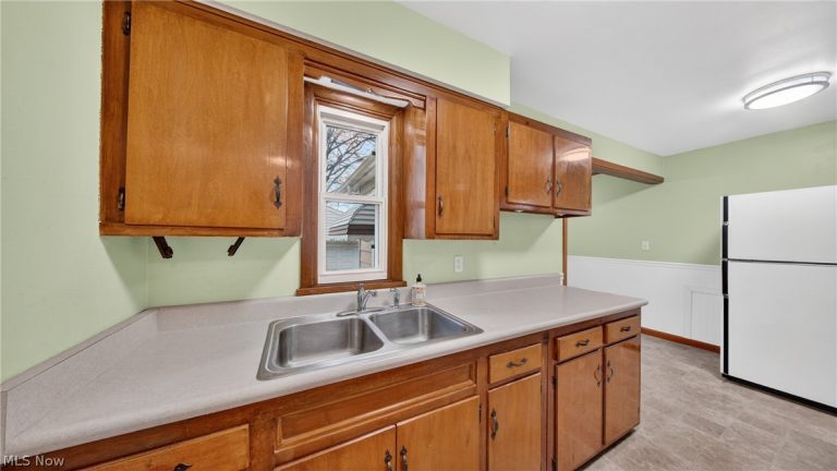 16504 Shelby Drive, Brook Park, OH - Photo 8