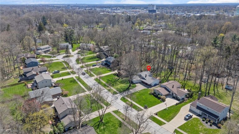 27491 Linwood Circle, North Olmsted, OH - Photo 3