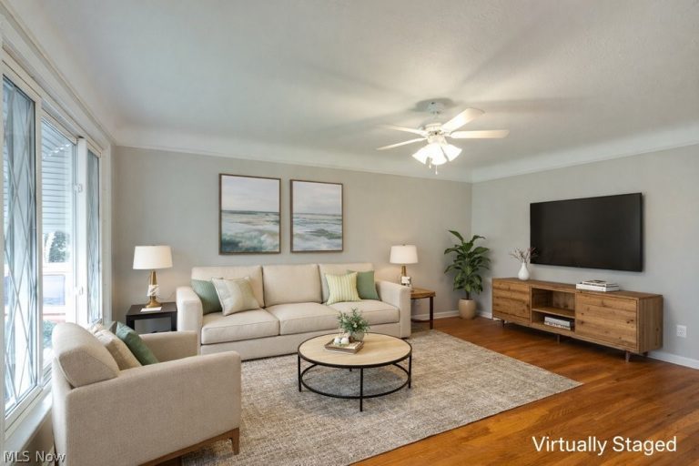 8208 Wainstead Drive, Parma, OH - Photo 3
