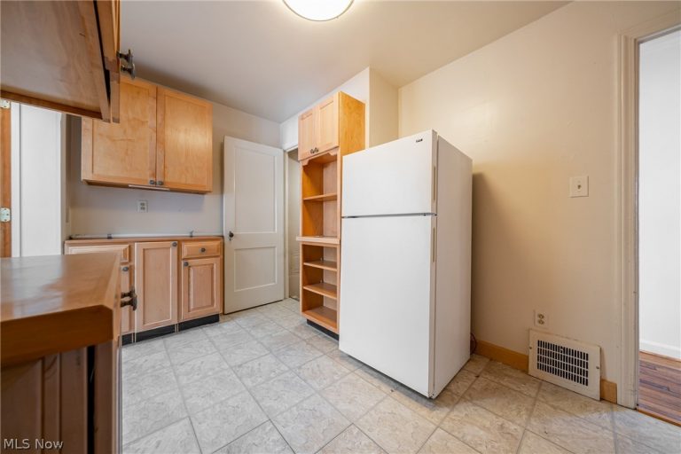 1887 Lawnway Road, South Euclid, OH - Photo 8