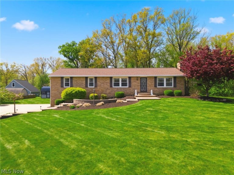 8285 Southwood Drive, North Canton, OH - Photo 2