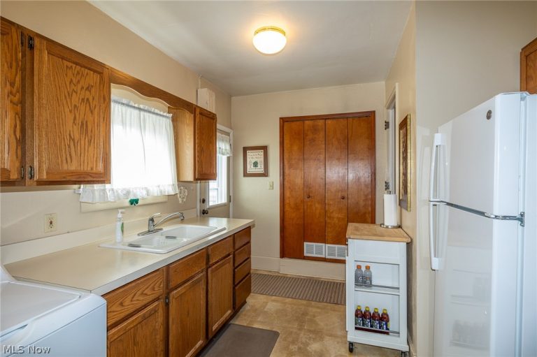 9913 Manorford Drive, Parma Heights, OH - Photo 8