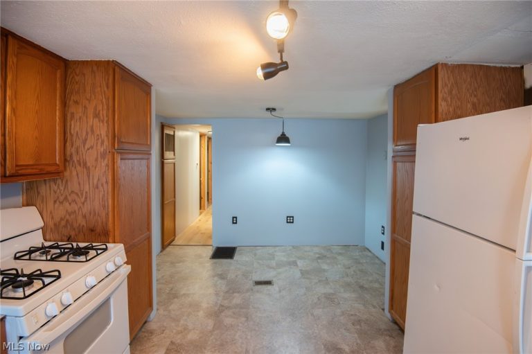 29 Wilderness Court, Warren, OH - Photo 6