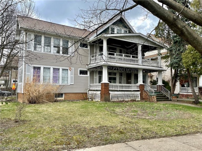 3284 West Boulevard, Cleveland, OH, 44111