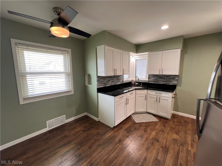 3006 Torrington Avenue, Parma, OH - Photo 6