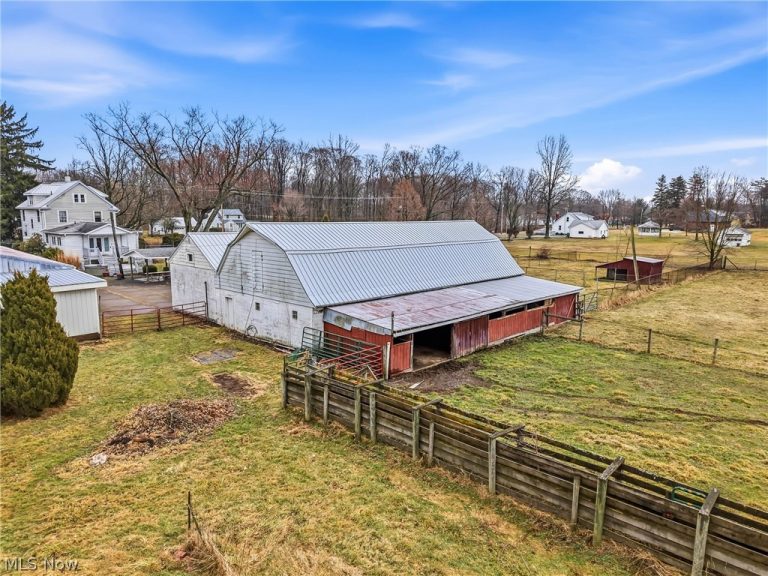 8539 Schubert Avenue, Alliance, OH - Photo 2