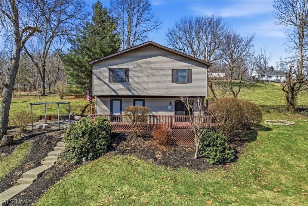 1511 Lake Front Drive, Salem, OH