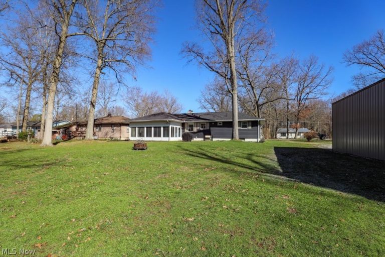 17997 Hillcrest Drive, Lake Milton, OH - Photo 6