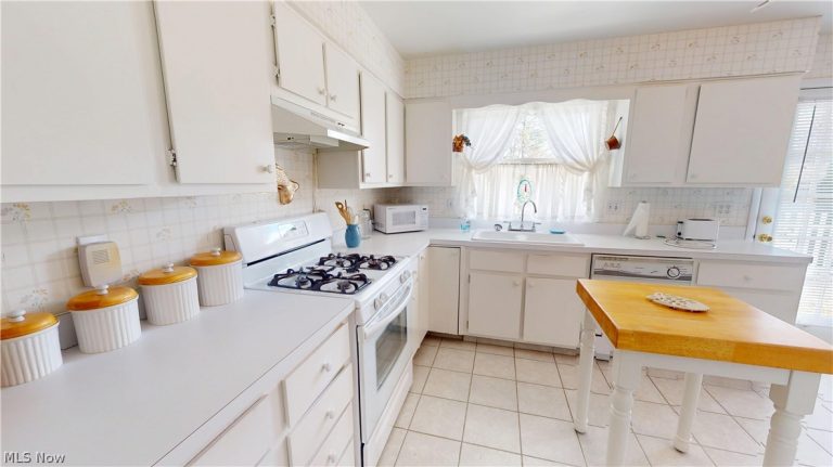 7443 Sugartree Drive, Boardman, OH - Photo 8