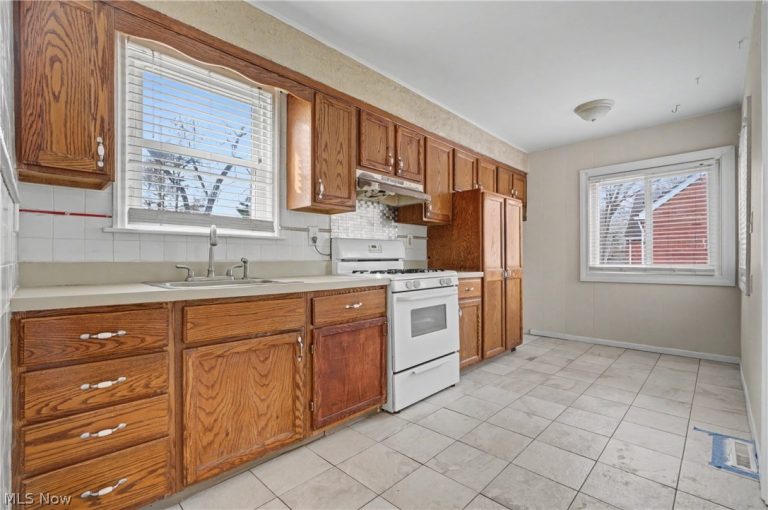 412 Orchard Avenue, Niles, OH - Photo 2