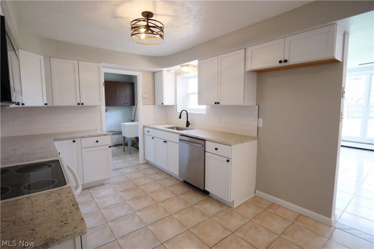 6751 Oakwood Road, Parma Heights, OH - Photo 8
