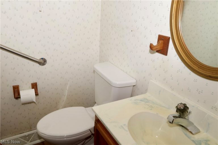 693 Idlewood Avenue, Sheffield Lake, OH - Photo 5