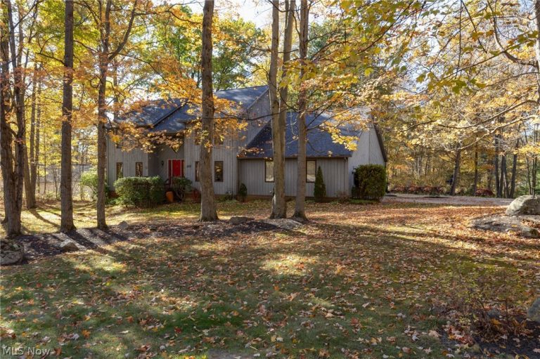 200 Greentree Circle, Aurora, OH - Photo 8