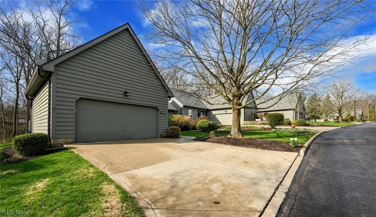 9096 Woodcrest Drive, Brecksville, OH - Photo 5