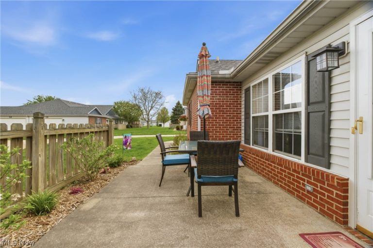 519 Heather Woods Drive, Elyria, OH - Photo 5
