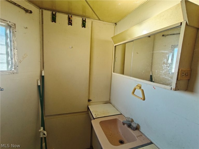 8112 Russell Lane, Cleveland, OH - Photo 5