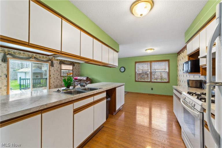 3869 Dayton Avenue, Lorain, OH - Photo 8