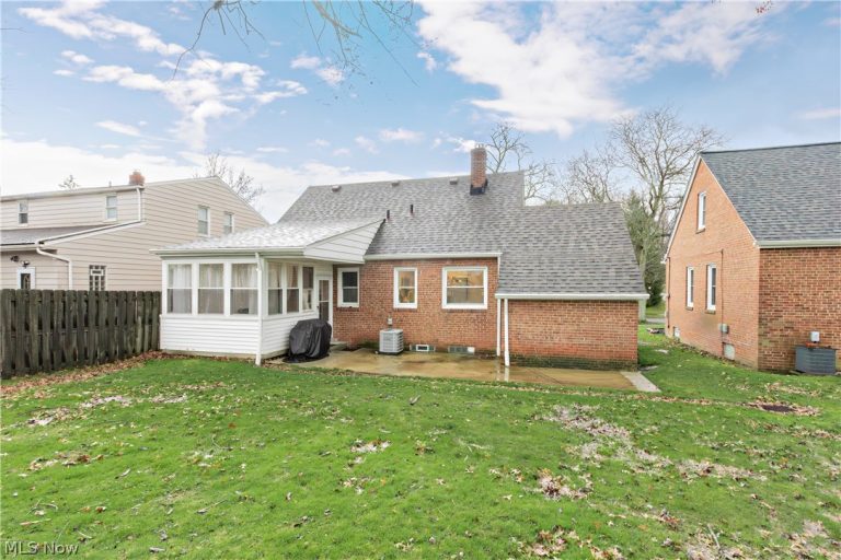 1608 Sunview Road, Lyndhurst, OH - Photo 4