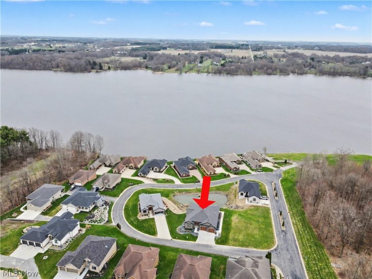 2645 Waters Edge Drive, Columbiana, OH - Photo 2