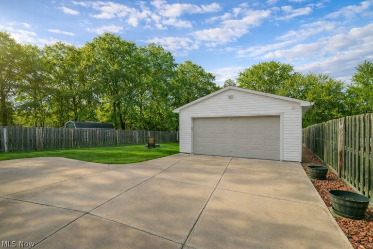 652 Saint Lawrence Boulevard, Eastlake, OH - Photo 4