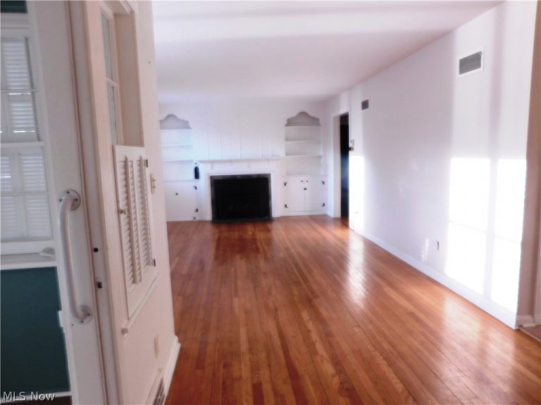 584 Eastland Road, Berea, OH - Photo 8