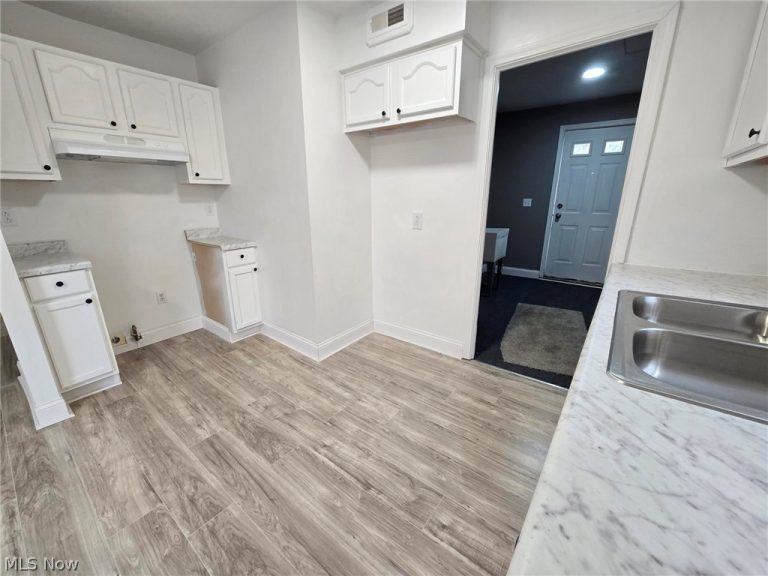 2044 Green Road, Cleveland, OH - Photo 8