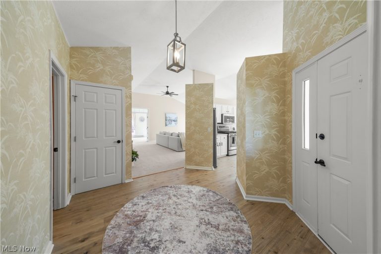 730 Woodlake Drive, Aurora, OH - Photo 4
