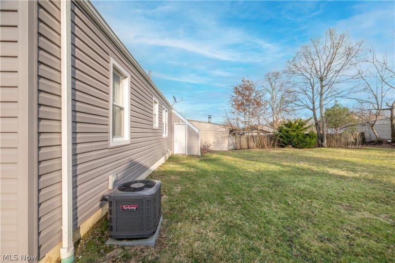 60 Renee Drive, Struthers, OH - Photo 8