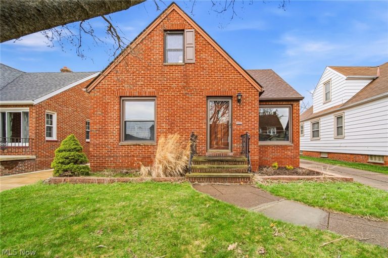 6406 Pelham Drive, Parma, OH - Photo 2