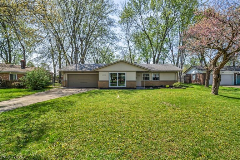 28523 Holly Drive, North Olmsted, OH - Photo 2