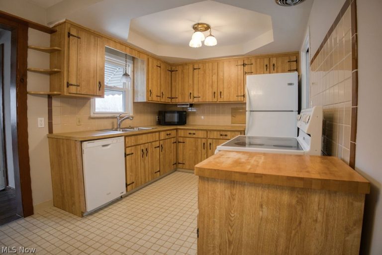 5404 Beacon Road, Lyndhurst, OH - Photo 6