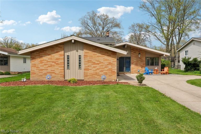 23956 Fairlawn Drive, North Olmsted, OH - Photo 2