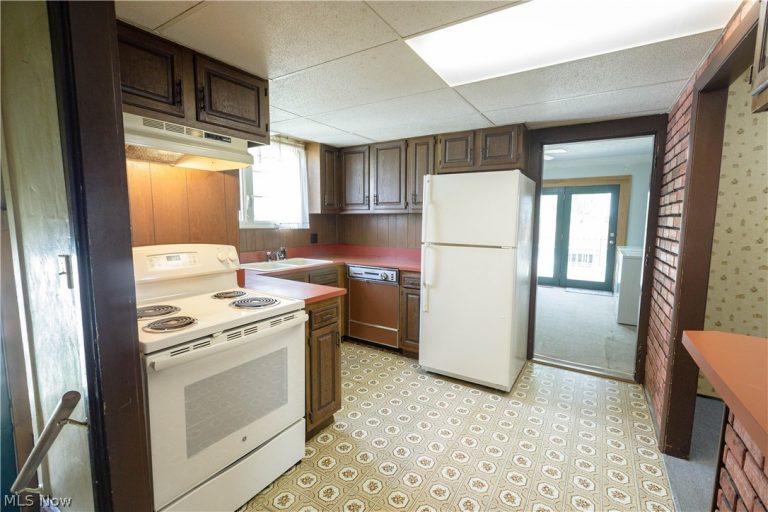 518 Hoover Place, Hartville, OH - Photo 8