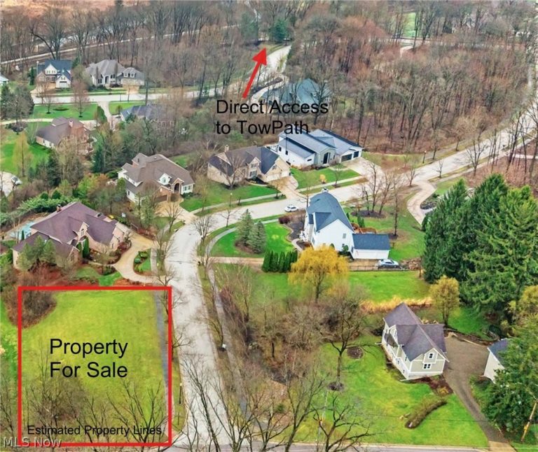 1245 Riverwoods Dr, Akron, OH - Photo 2