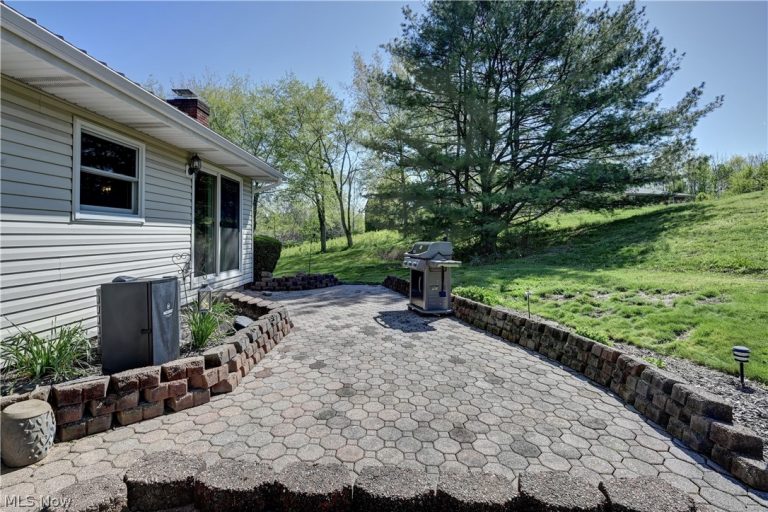592 Hilan Avenue, New Philadelphia, OH - Photo 3