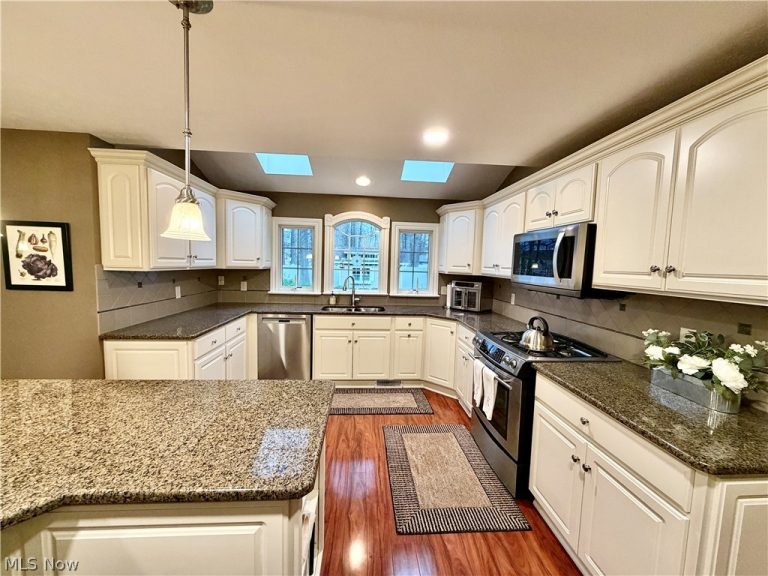243 Greenbriar Drive, Cortland, OH - Photo 5