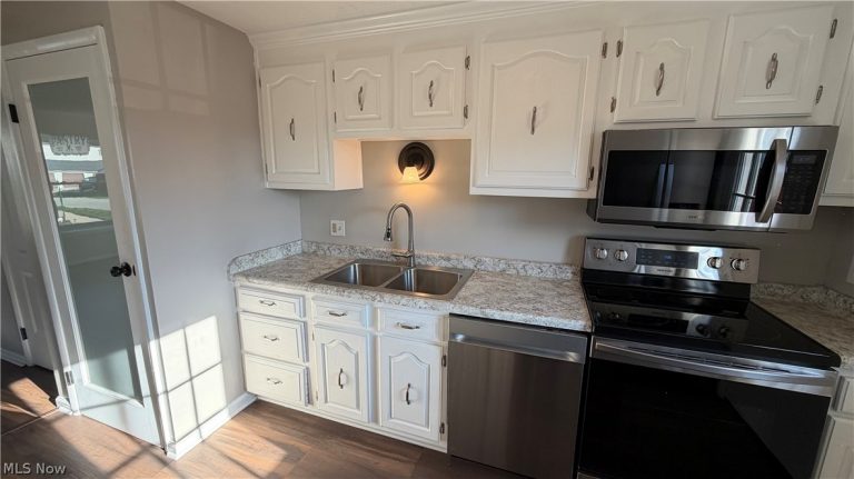 7489 Essex Drive, Mentor, OH - Photo 2