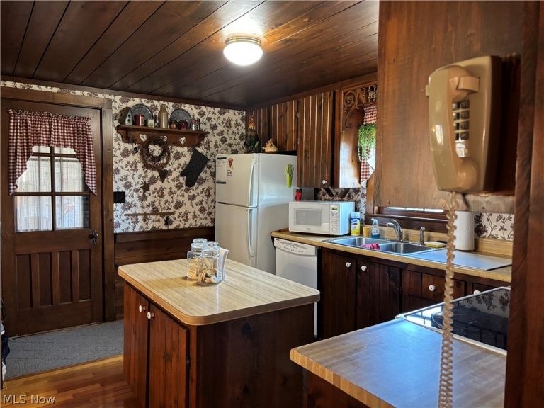 837 Walls Lake Drive, Vienna, OH - Photo 4