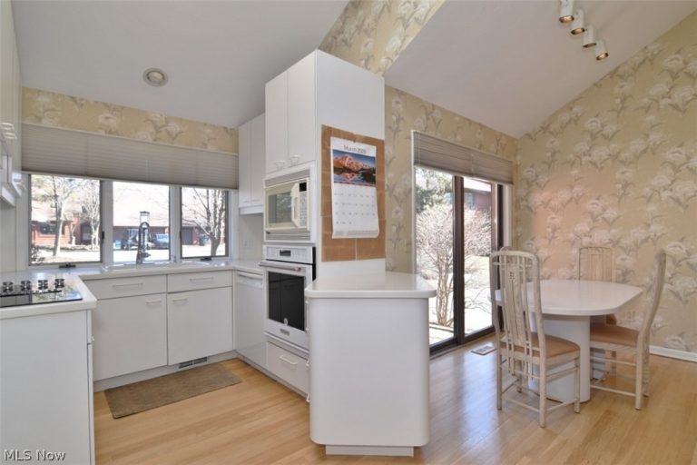 25844 Fairmount Boulevard, Beachwood, OH - Photo 6