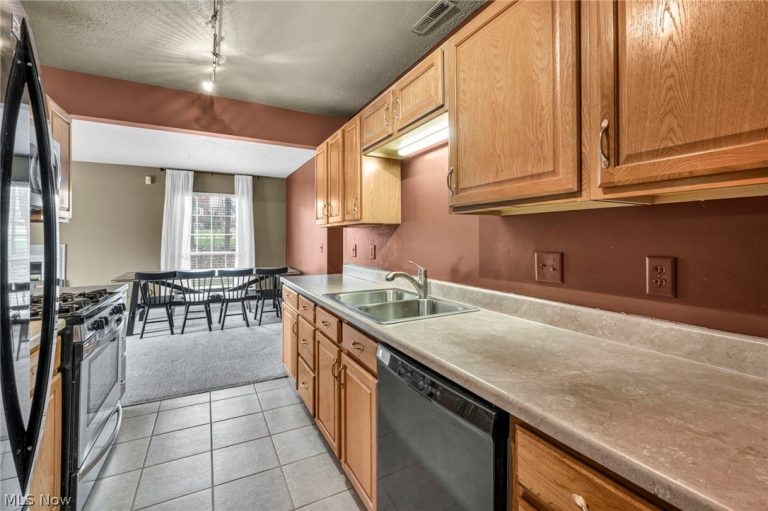 2210 Pine Tree Ln Lane #23, Twinsburg, OH - Photo 4