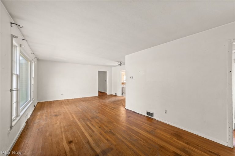 5120 Lake Vista Drive, Solon, OH - Photo 8