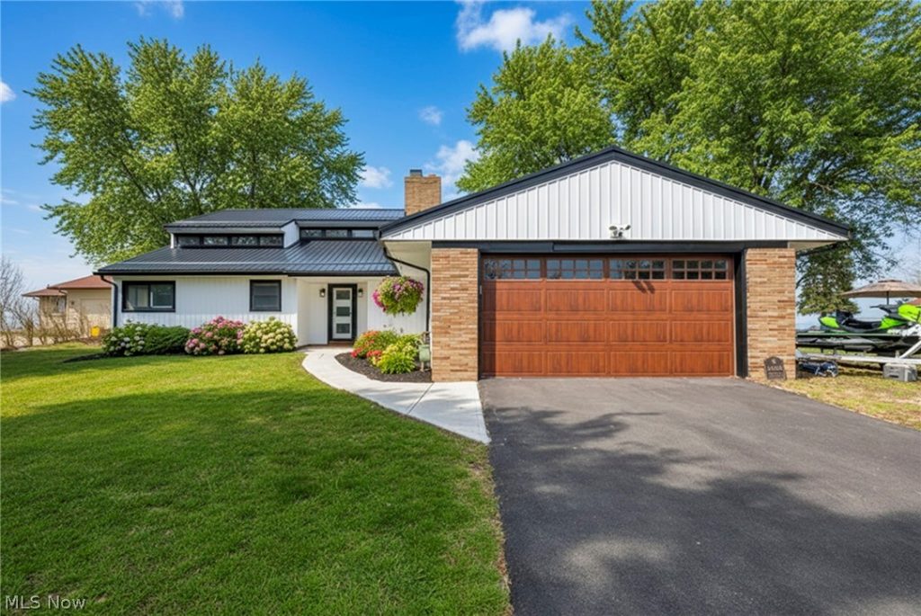 32321 Lake Shore Boulevard, Willowick, OH