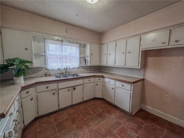 600 Robinette Court, Akron, OH - Photo 3