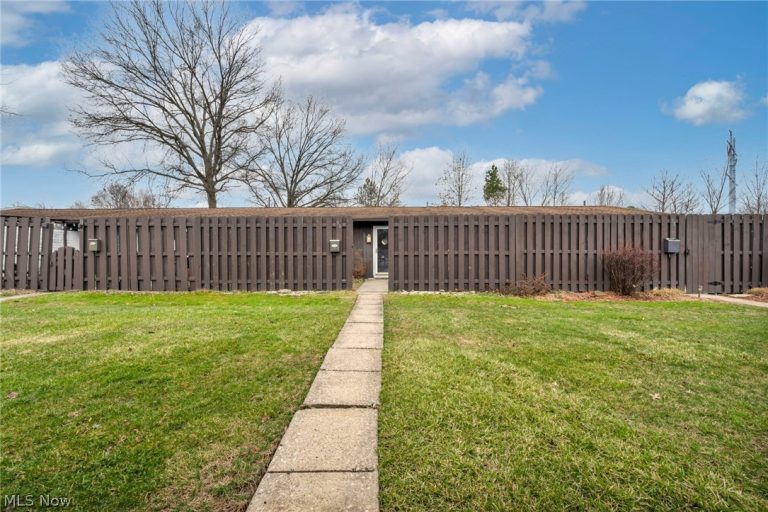 53 Greenfield Court, Berea, OH - Photo 2