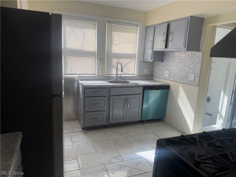 10318 Somerset Avenue, Cleveland, OH - Photo 5